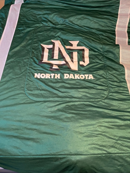 Locker Room Other - North Dakota Green Logo Full/Queen Comforter